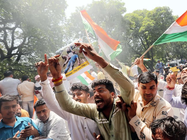 Las protestas estallaron cerca de la Alta Comisión de Pakistán en medio de la creciente tensión entre Delhi e Islamabad tras el mortal ataque en el popular destino turístico de Pahalgam, en el sur de Cachemira, el 22 de abril, que causó la muerte de 26 personas.
EFE/ Harish Tyagi