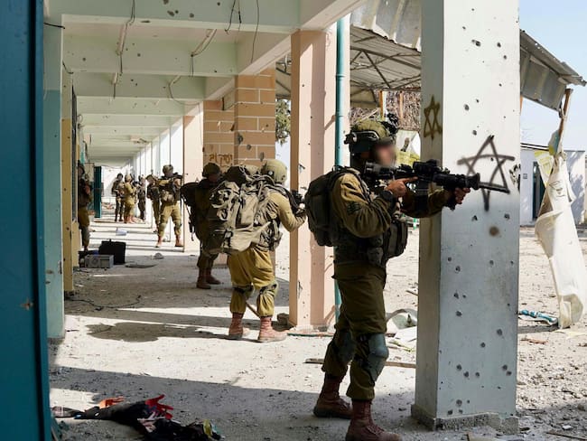 FRANJA DE GAZA, 25/02/2024.- Imagen cedida de una operación militar israelí en la franja de Gaza. Las tropas israelíes mantienen sus operaciones militares en Jan Yunis, el barrio de Zaytun en ciudad de Gaza, así como en el centro de la Franja; mientras Israel prepara su ofensiva terrestre en Rafah, extremo sur del enclave, que podría retrasarse si se logra antes un nuevo acuerdo de tregua. EFE/ Ejército de Israel SOLO USO EDITORIAL/SOLO DISPONIBLE PARA ILUSTRAR LA NOTICIA QUE ACOMPAÑA (CRÉDITO OBLIGATORIO)