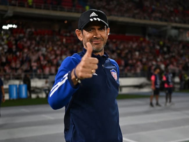Arturo Reyes, entrenador del Junior de Barranquilla. (Photo by LUIS ACOSTA/AFP via Getty Images)