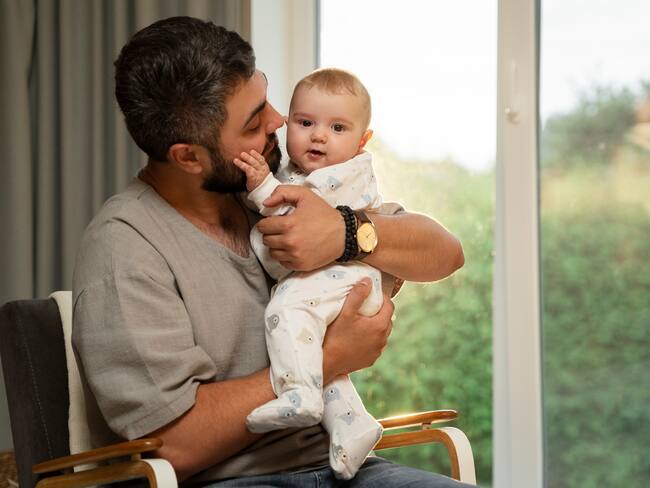 Licencia de paternidad en Colombia cambiaría tras reforma laboral. Cortesía: Freepik