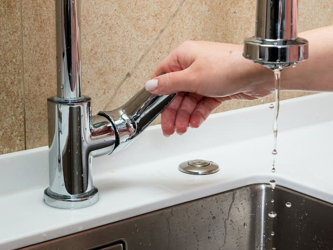 Imagen de referencia de agua potable. / Foto: Getty Images.