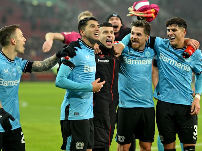 Gustavo Puerta celebra junto a sus compañeros del Bayer Leverkusen. (Photo by Sebastian Widmann/Getty Images)